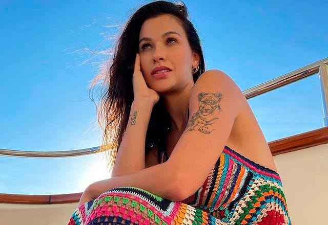 Andressa Suita no barco da família