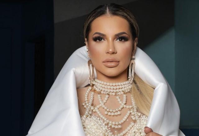 Deolane Bezerra posa com vestido de pérolas e casaco branco