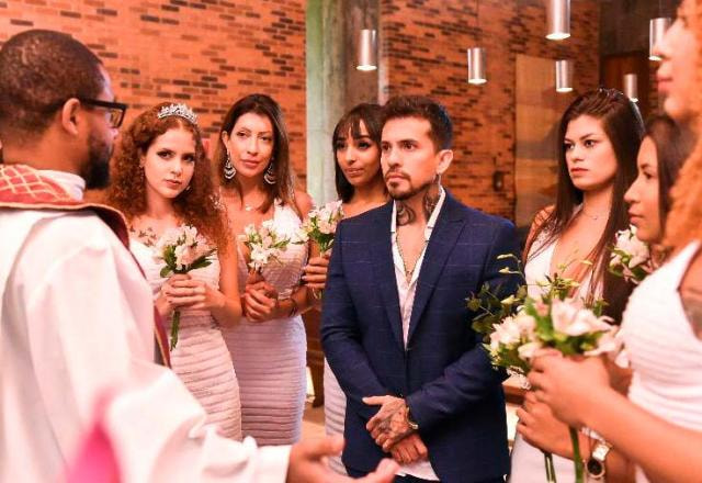 Arthur e o casamento com suas mulheres, todas de noiva