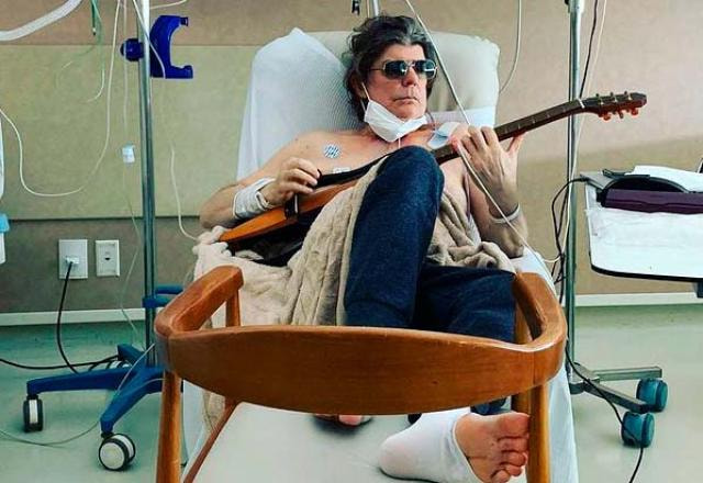 Branco Melo toca violão no hospital