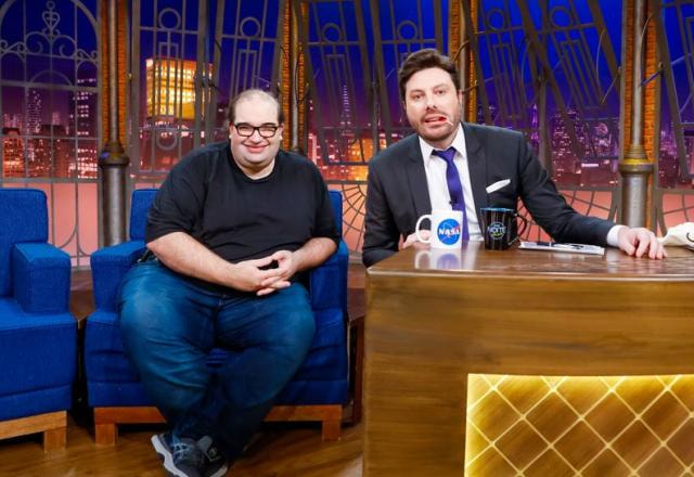 Sérgio Sacani e Danilo Gentili posam para foto no palco do The Noite.