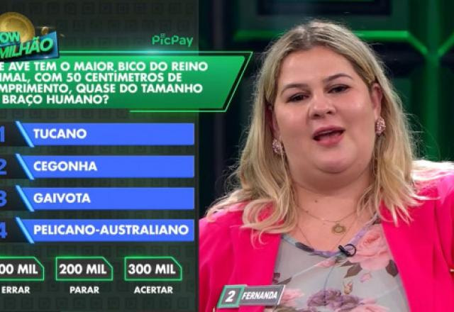 Participante Fernanda respondendo à pergunta durante o programa.