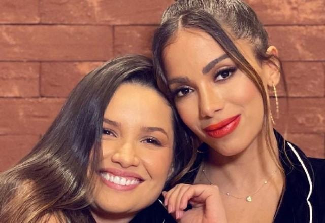Juliette Freite e Anitta posam abraçadas e sorrindo