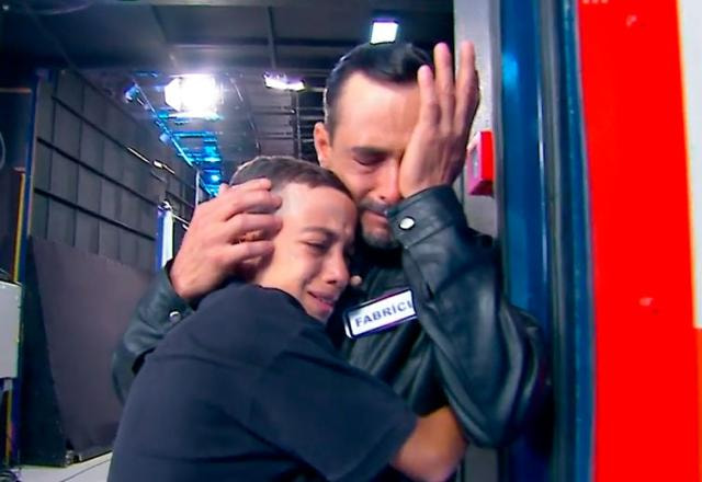 Pai e filho emocionados no Programa do Ratinho