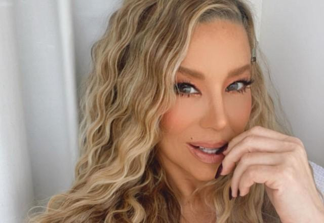Atriz Danielle Winits tira selfie fazendo cara sensual