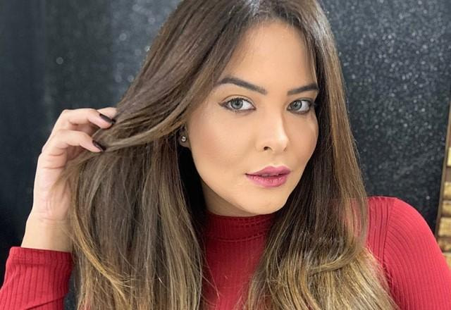 Geisy Arruda faz cara séria em selfie