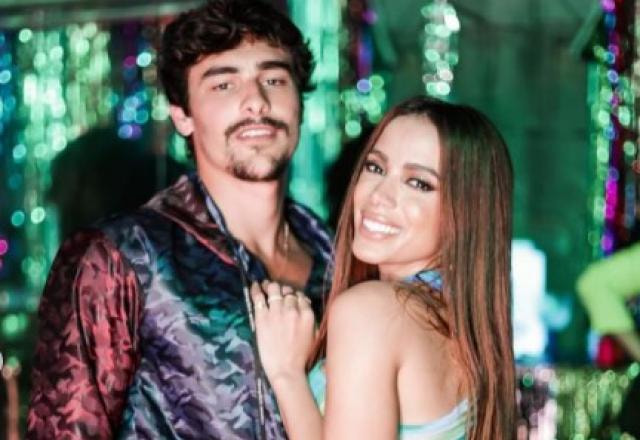 Anitta e Bruno Montaleone posam para foto abraçados.