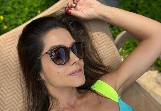 Thaís Fersoza posa para foto de maiô e óculos de sol