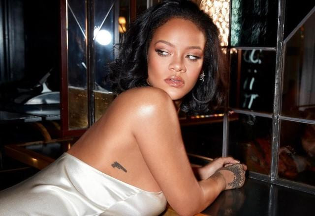 Cantora Rihanna posa com vestido de cor creme