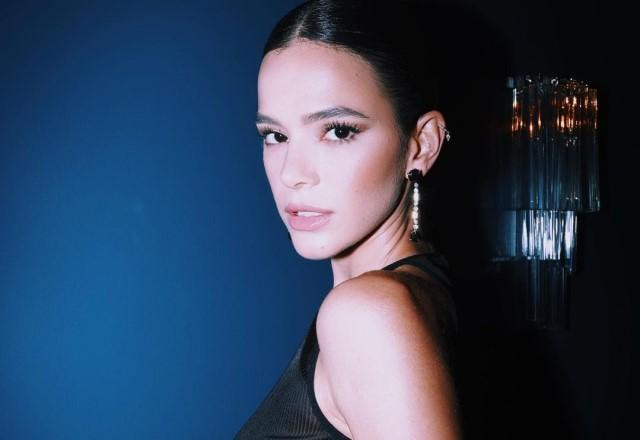 Atriz Bruna Marquezine faz posa sensual com vestido preto colado