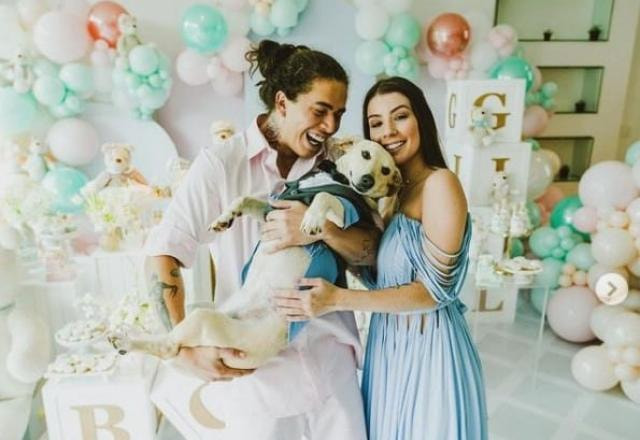  Whindersson Nunes posa para foto segurando um cachorro ao lado de Maria Lina Deggan.