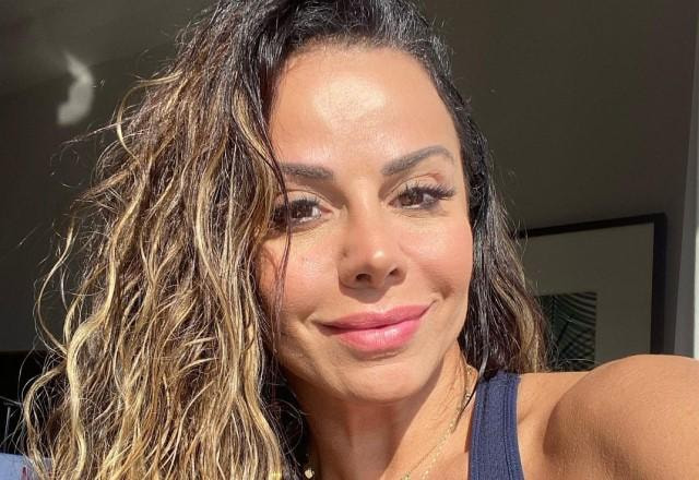 Atriz Viviane Araújo tira selfie com roupa de academia