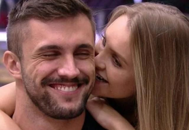 Carla Diaz e Arthur Picoli durante reality show.