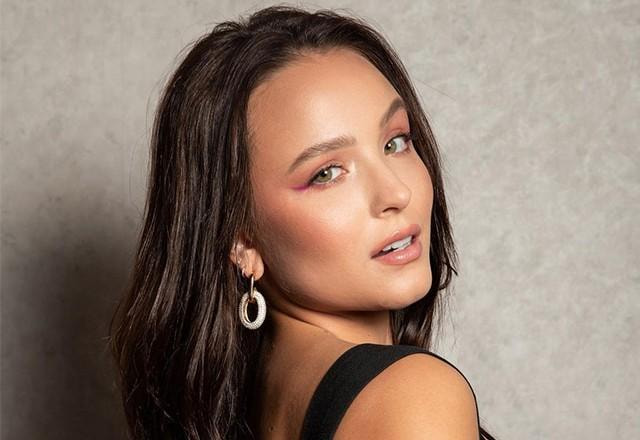 Larissa Manoela posa para foto.