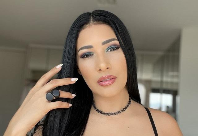 Cantora Simaria tira selfie com cara séria