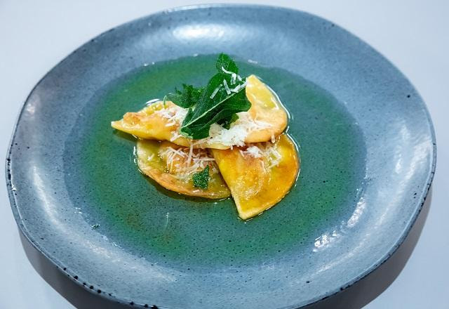 Tortei de abóbora e pecorino na manteiga noisette com sálvia crocante