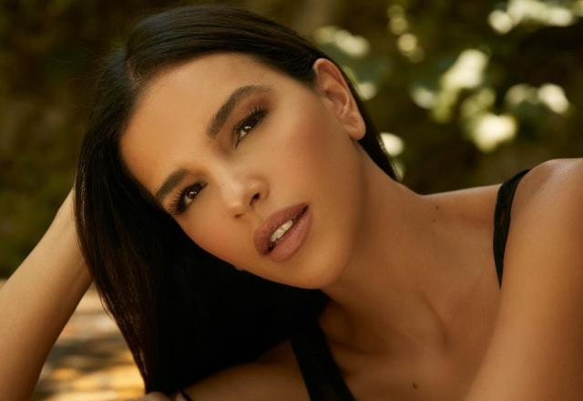 Atriz Mariana Rios tira selfie em meio à natureza