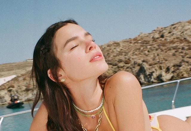 Bruna Marquezine posa de biquíni durante passeio de barco