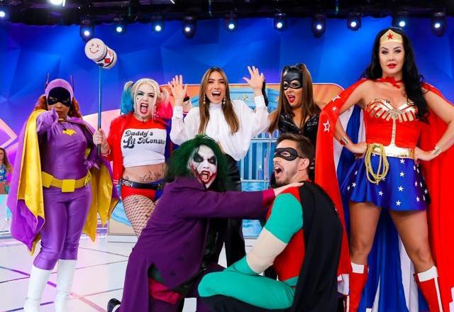 Patricia Abravanel, Juliana Oliveira, Mara Maravilha, Alexandre Porpetone, Gabriel Cartolano, Flor Fernandez e Helen Ganzarolli posam para foto no palco do programa.