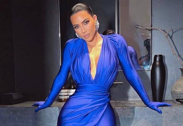 Kim Kardashian posa com look todo azul dentro do banheiro