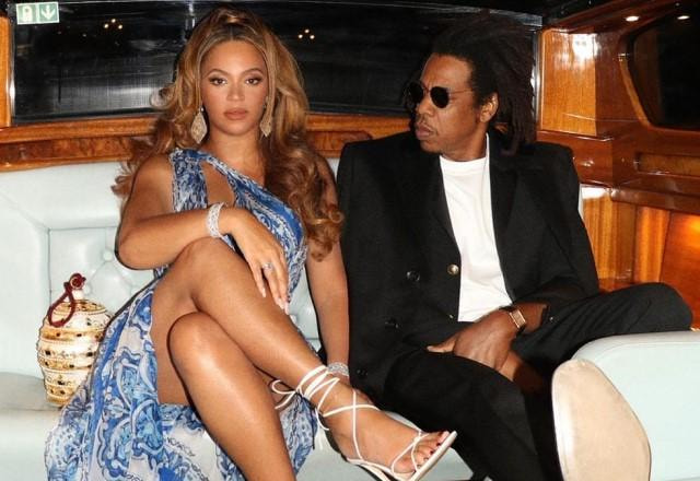 Beyoncé e Jay-Z posam dentro de iate de luxo