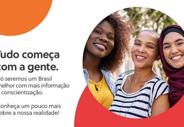 Três mulheres sorrindo