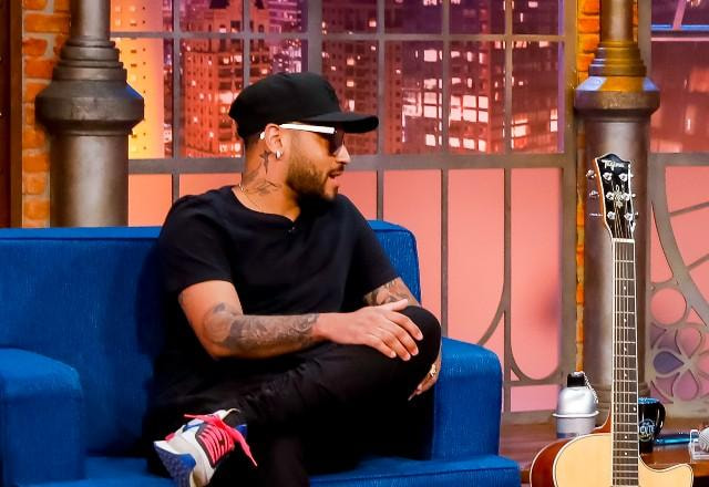 Neymar Júnior durante entrevista no palco do The Noite.