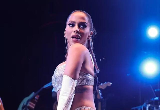 Anitta dançando durante show na Bahia.