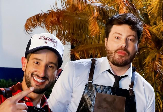 Netão e Danilo Gentili posam para foto durante o programa.