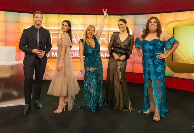 Gabriel Caartolano, Gaby Cabrini, Flor Fernandez, Chris Flores e Fofoquito no palco do Fofocalizando temático para o Fofoawards