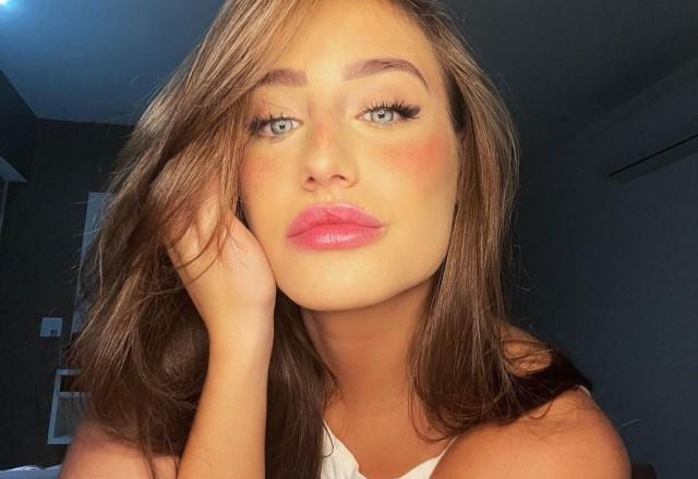 Bruna Griphao faz selfie para o Instagram