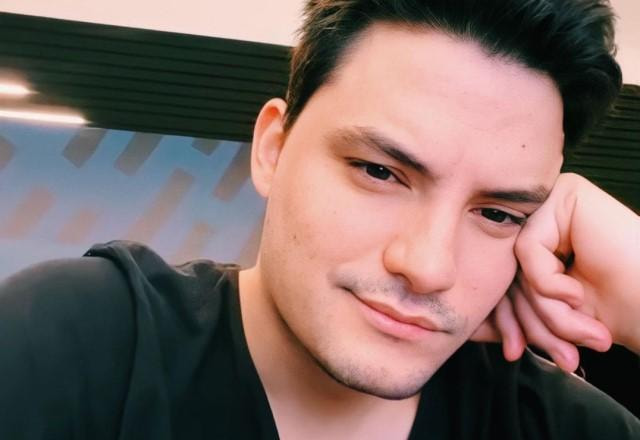Youtuber Felipe Neto tira selfie para o Instagram