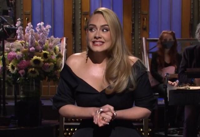 Adele de vestido preto
