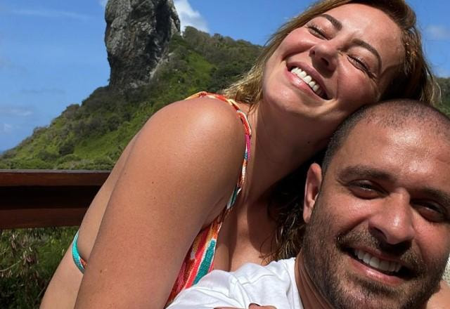 Paolla Oliveira e Diogo Nogueira abraçados e sorrindo em Fernando de Noronha