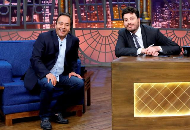 Beto Hora e Danilo Gentili posam para foto no palco do programa.