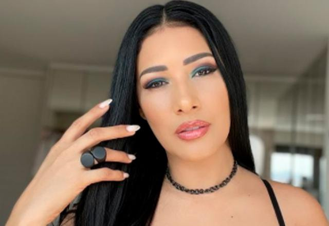 simaria faz selfie com mão na testa e com maquiagem preta nos olhos