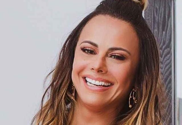 Viviane Araujo posa para foto.