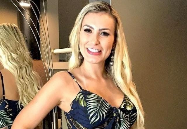 Andressa Urach posa para foto.