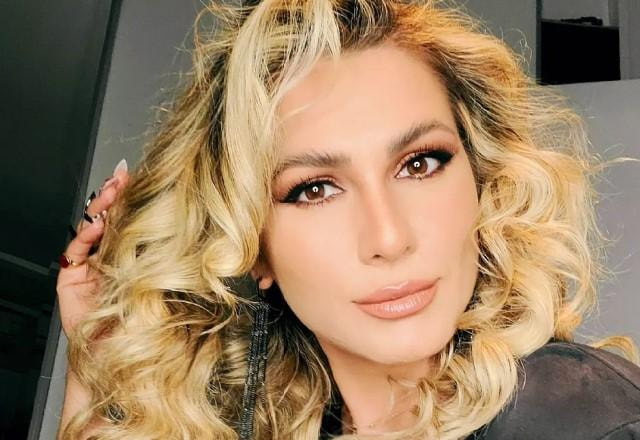Lívia Andrade tira selfie com blusa preta e mostra cabelo cacheado
