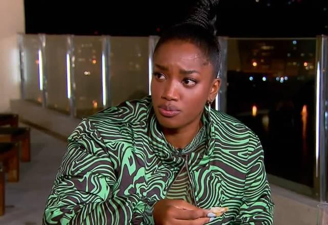 Cantora Iza provando pratos diferentes durante o Programa Eliana