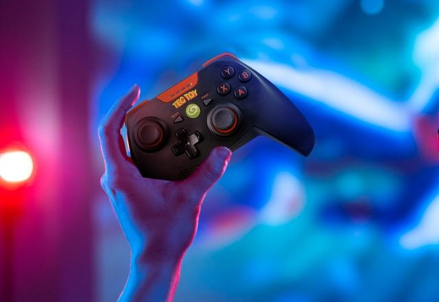 Imagem promocional do controle do Legends Core, novo console da Tec Toy