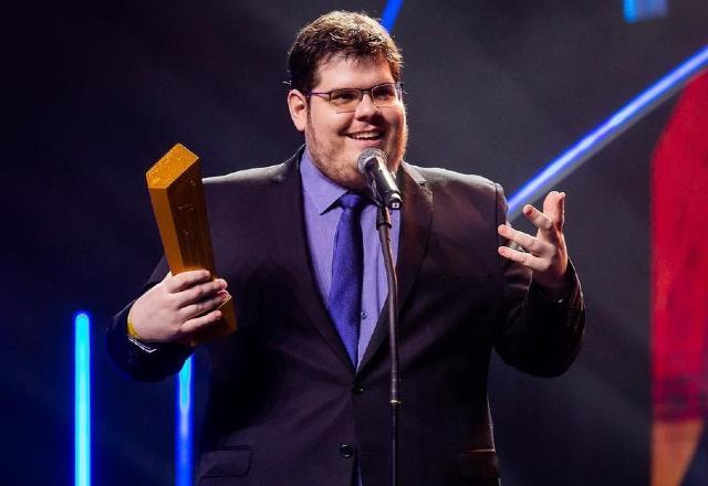 Foto de Casimiro ao receber o troféu de Personalidade do Ano no Prêmio eSports Brasil 2021