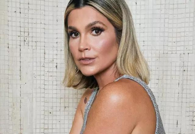 Flávia Alessandra posa para foto.