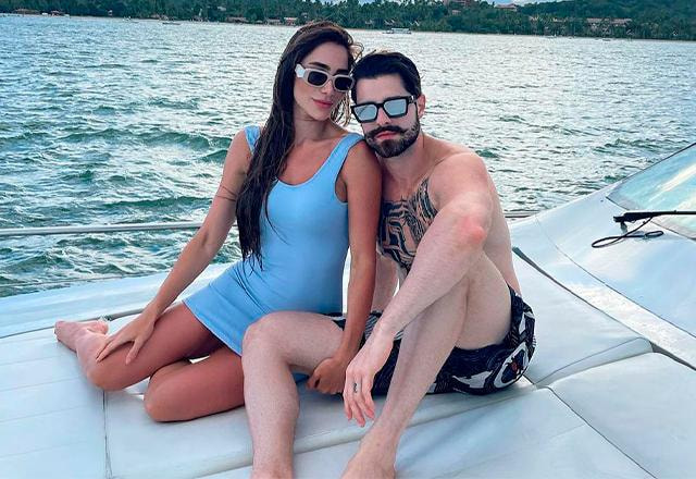 alok e a esposa romana em um barco