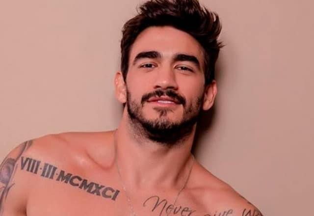 Guilherme Napolitano posa para foto.