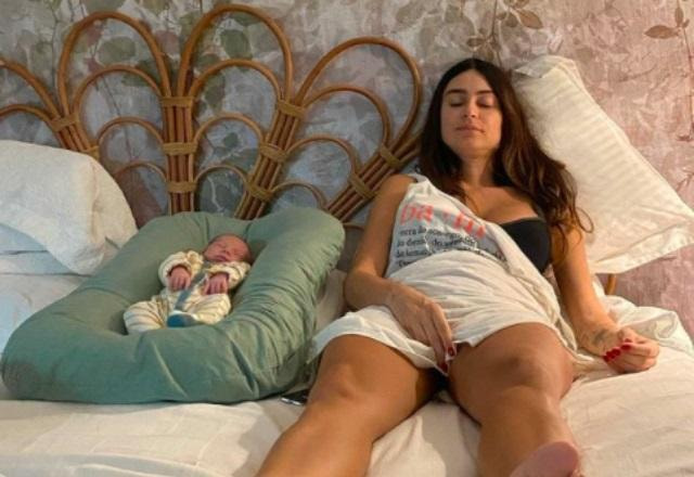 Thaila Ayala descansando enquanto filho dorme