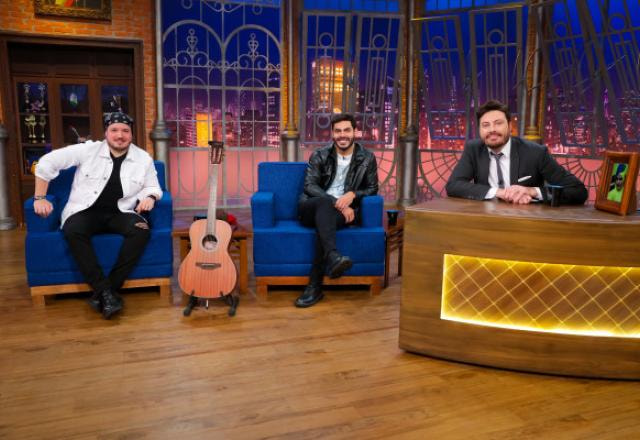 Israel, Rodolffo e Danilo Gentili posam para foto no palco.