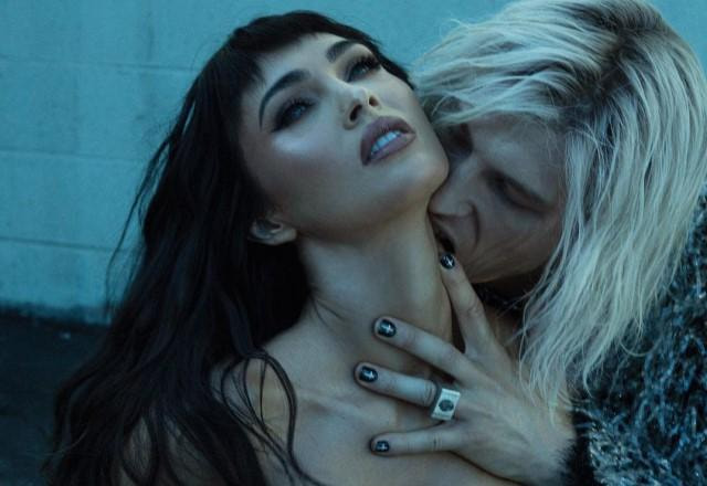 Megan Fox posa recebendo mordida no pescoço de Machine Gun Kelly