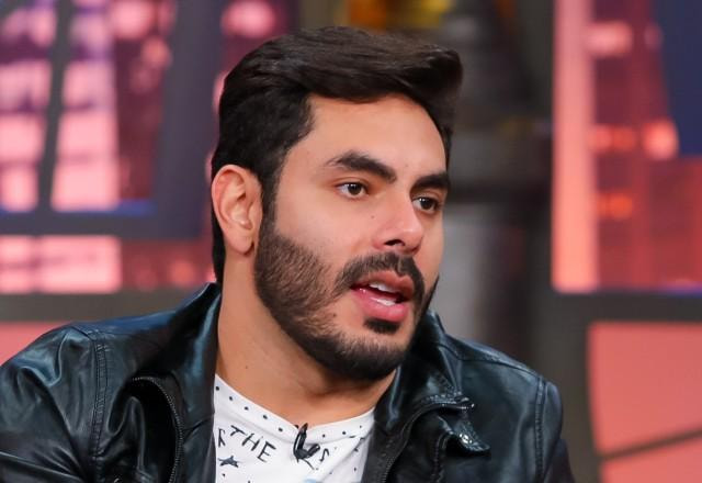 O cantor Rodolffo no palco do The Noite.