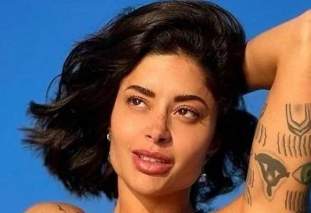 Aline Campos posa para foto.